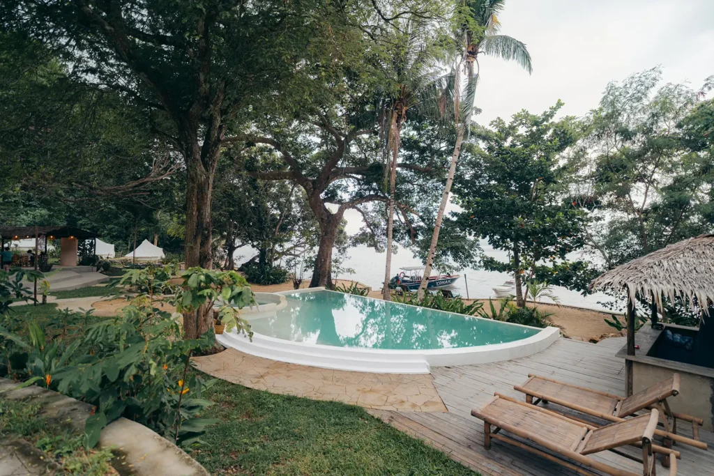 Swimming pool overlooking the beach and sea at Parada Beach Camp